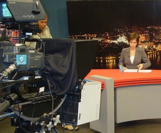 Carolina Cavalcanti na bancada da TVU